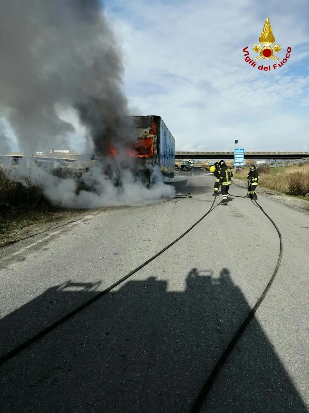 Paura sulla superstrada, a fuoco un camion che trasporta container