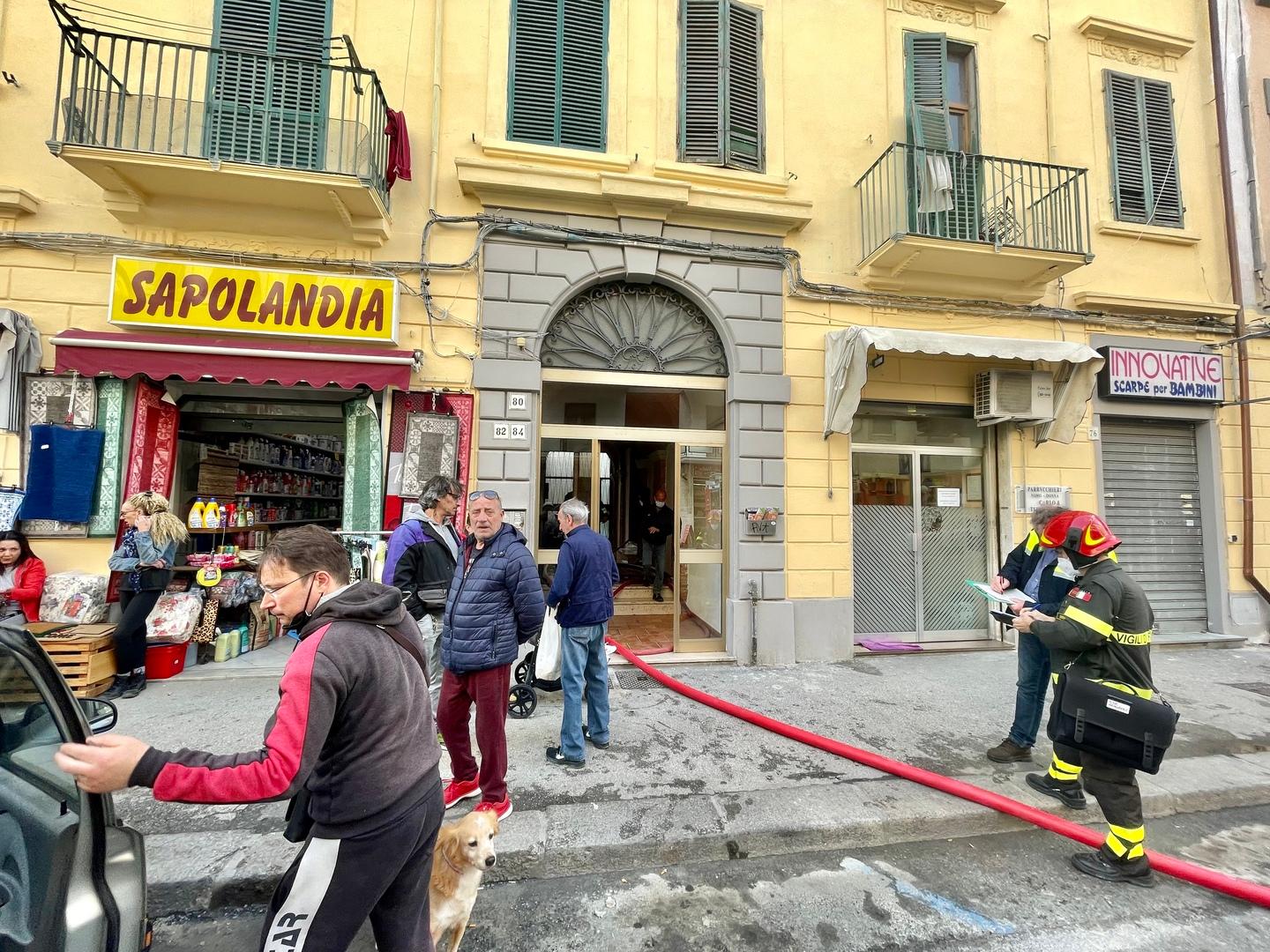 Livorno, incendio in un appartamento in via Adolfo Tommasi