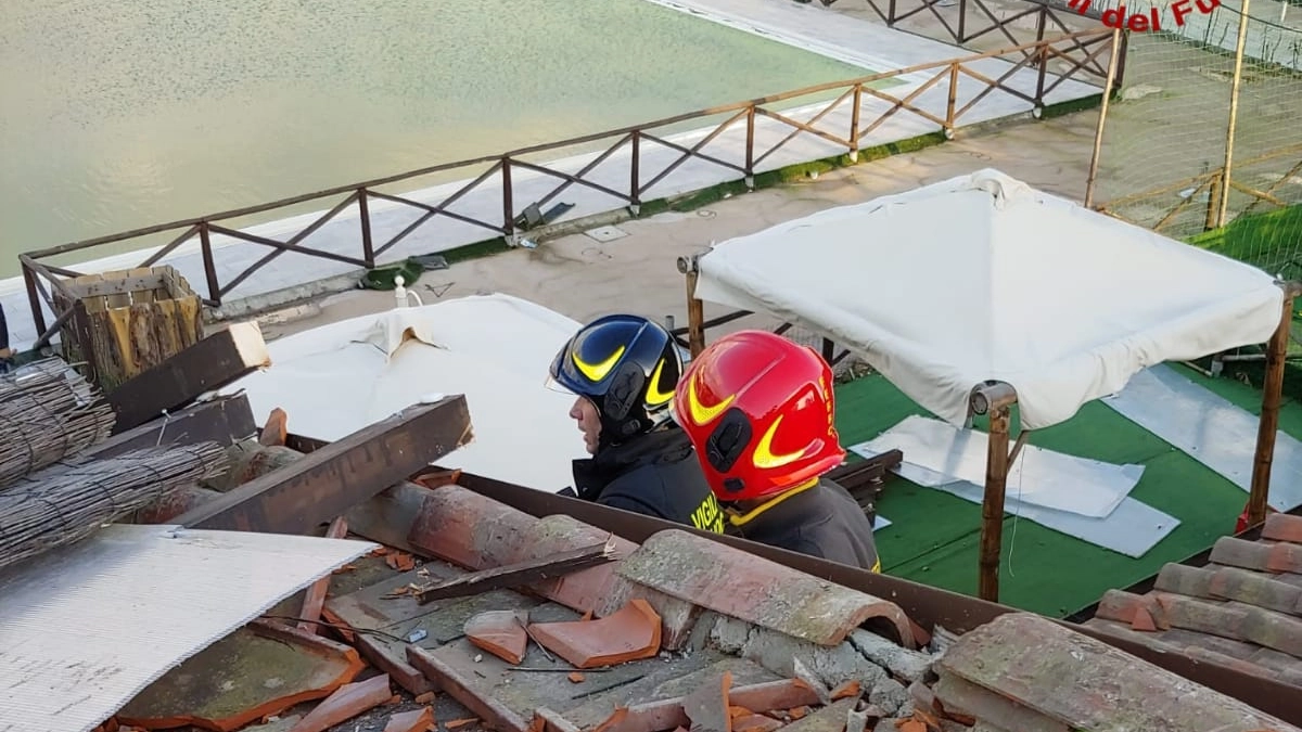 I vigili del fuoco su uno dei tetti danneggiati