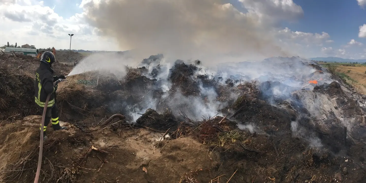 Vasto incendio in un'azienda agricola / FOTO