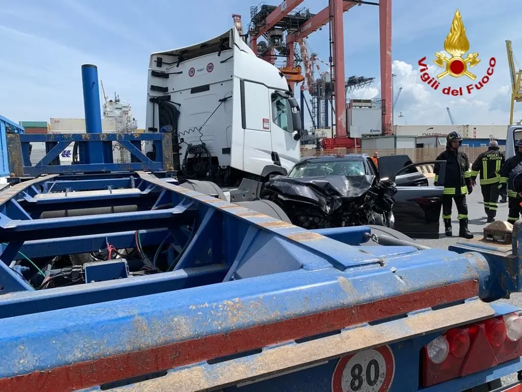 Livorno, incidente in Darsena Toscana, auto contro camion