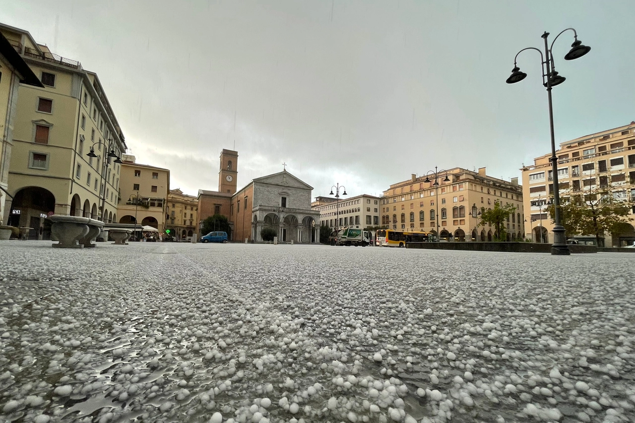 Grandine a Livorno (Foto Novi)