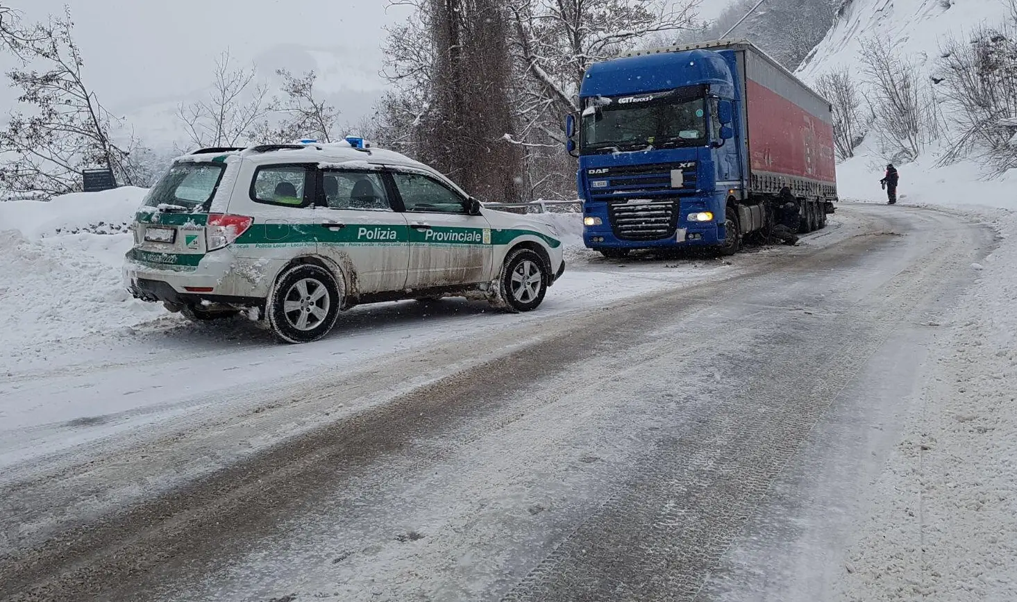 Pioggia gelata, gravi disagi al traffico in Toscana e nello Spezzino, Tir incolonnati