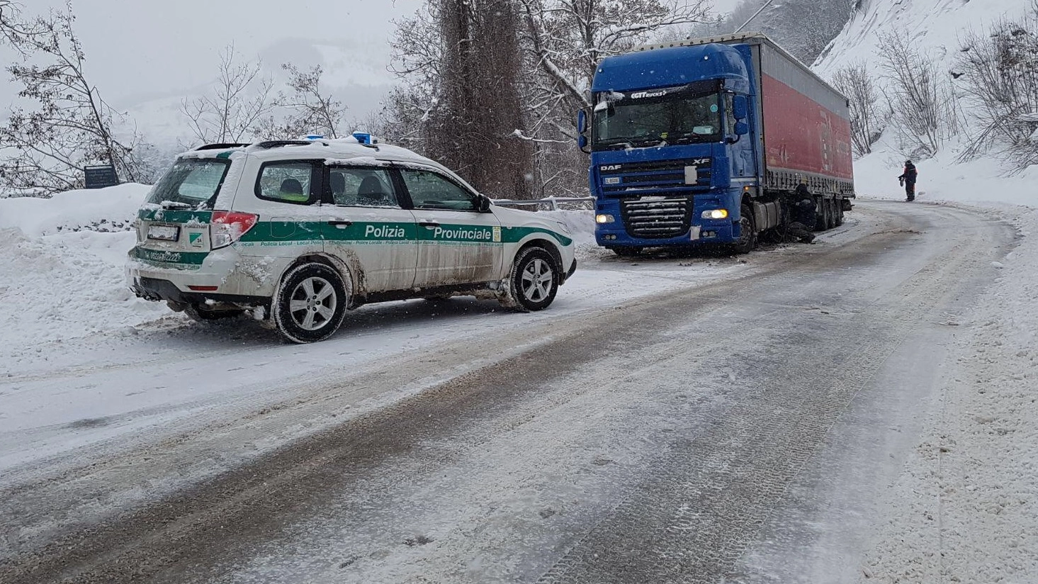 I controlli a un camion sulla strada ghiacciata