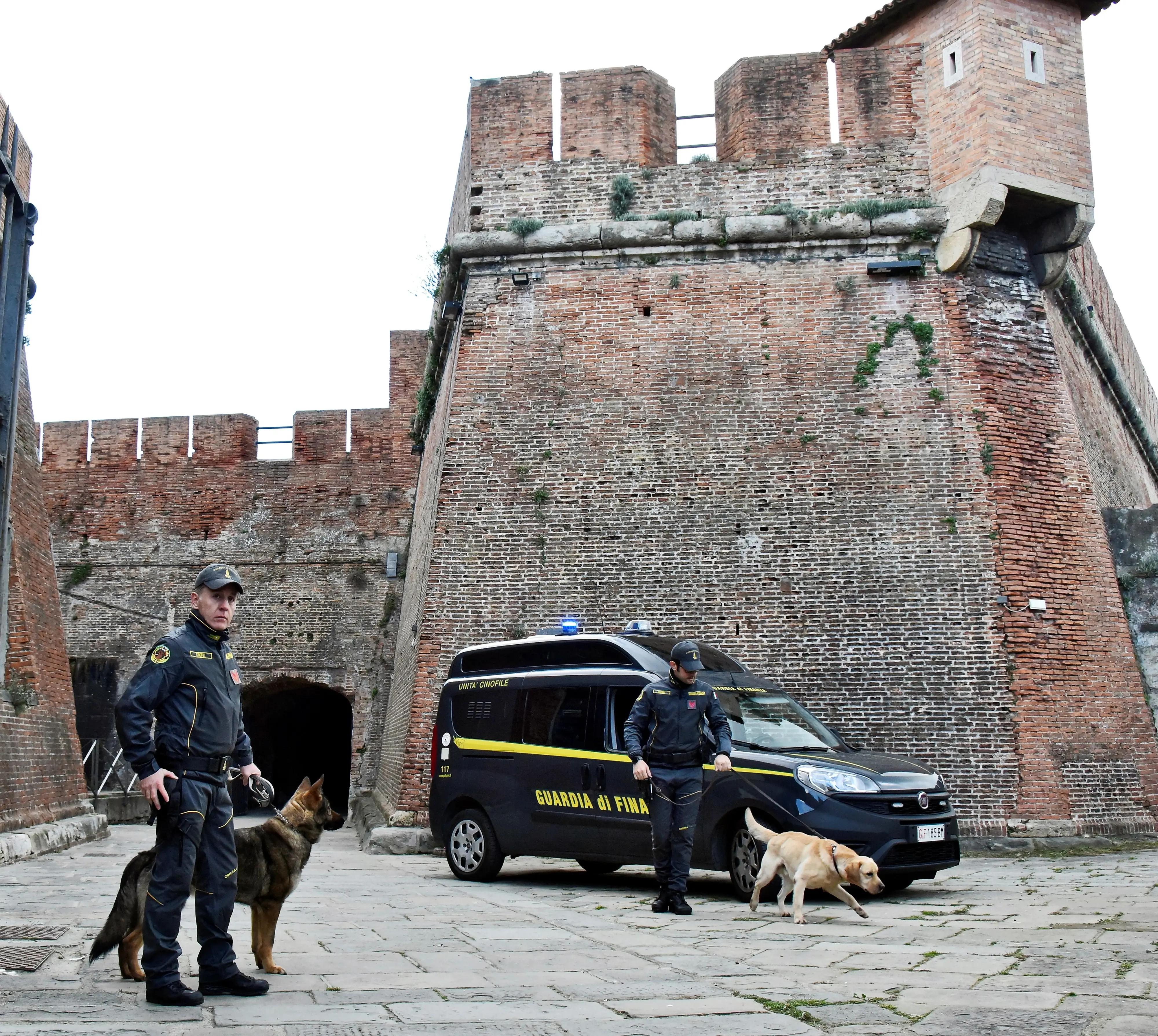 Lotta allo spaccio, controlli della Finanza in Fortezza e sul viale Italia