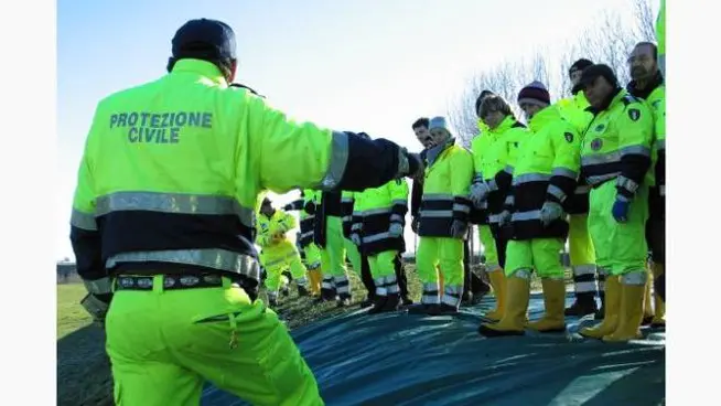 Coronavirus, mezzi della protezione civile con gli altoparlanti sul lungomare