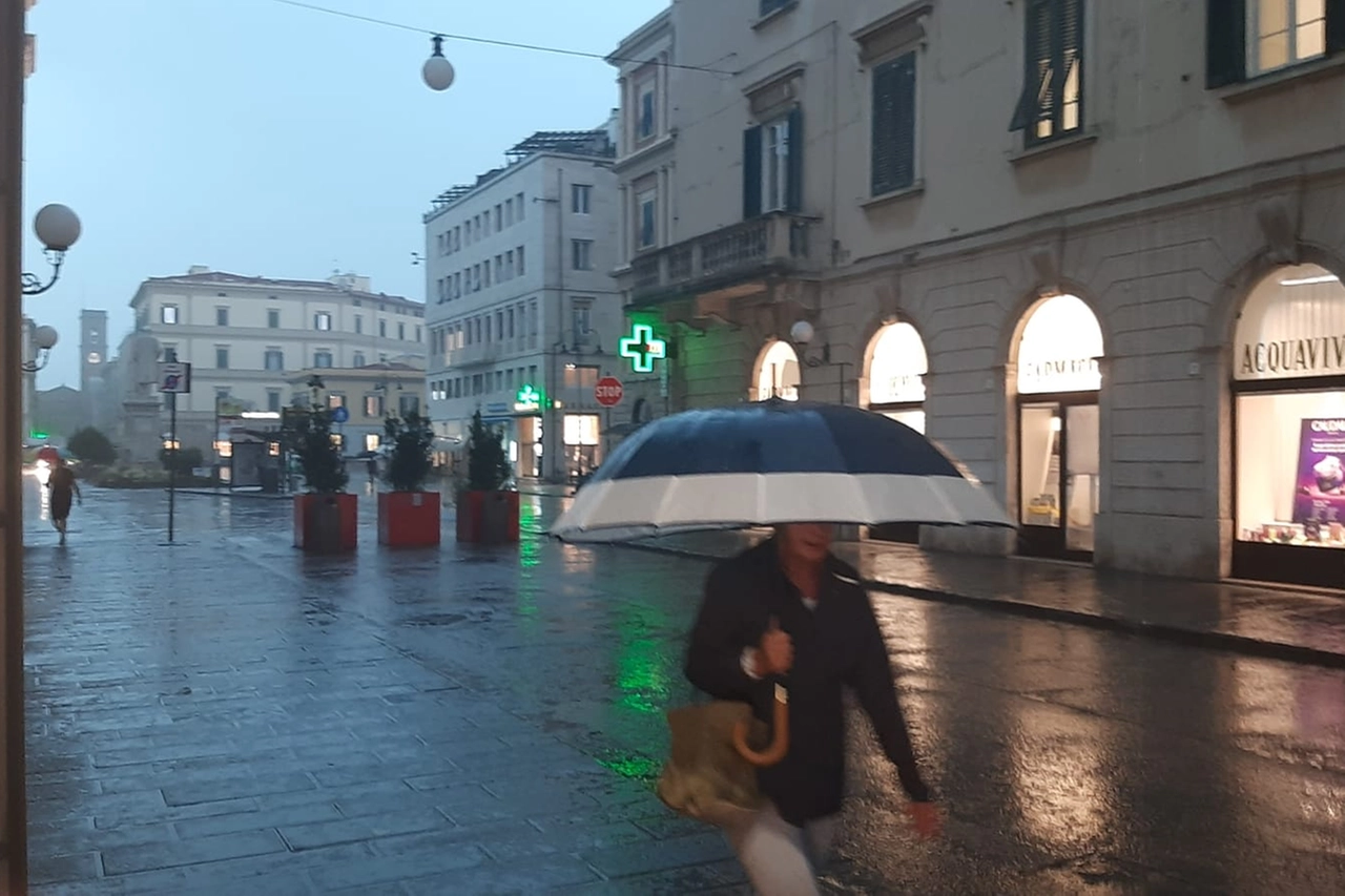 Maltempo a Livorno: le 8,52 del mattino di venerdì 30 giugno (Foto Novi)