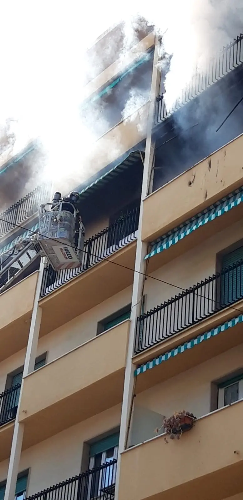 Esplosione in appartamento, sette persone in ospedale