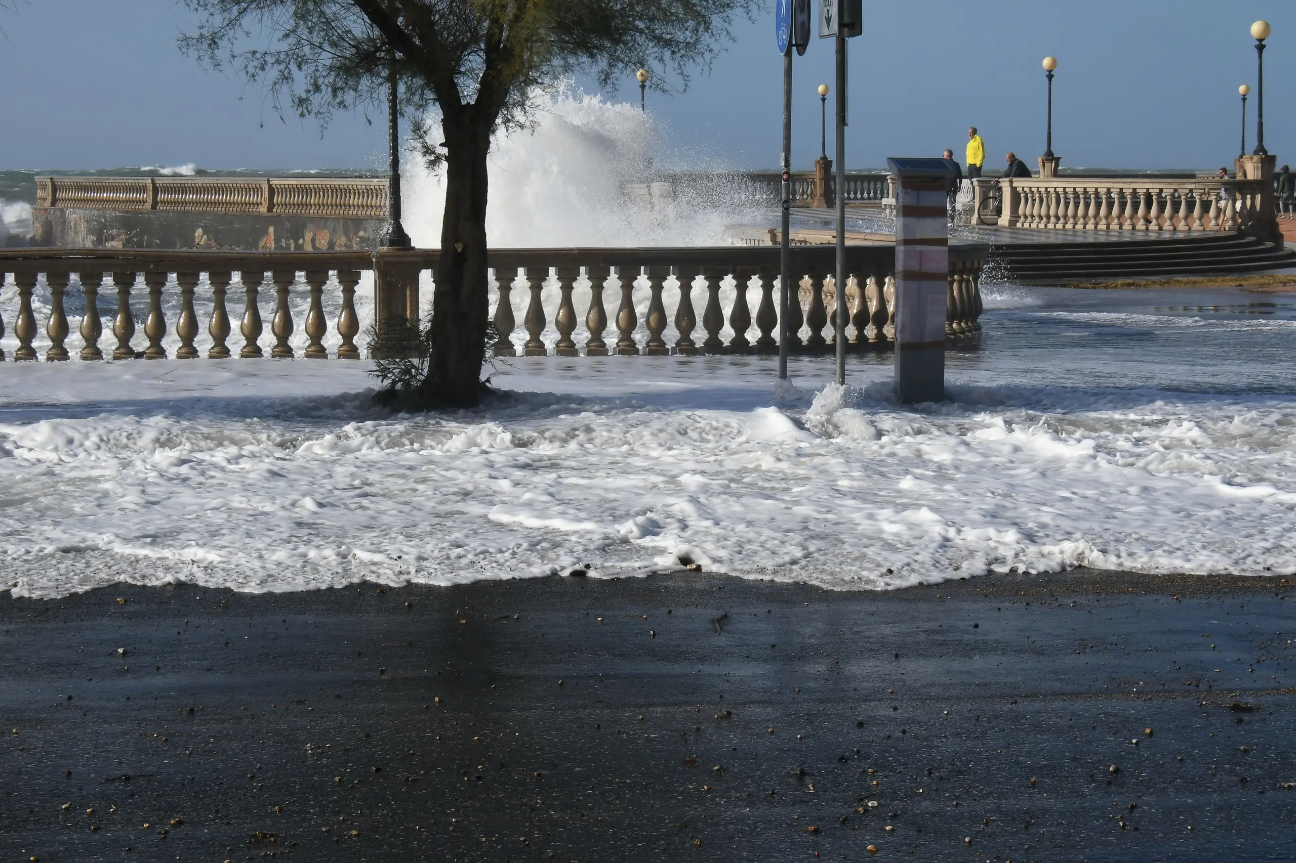 Livorno: fortissimo vento, mare in strada. Chiuso tratto di viale Italia