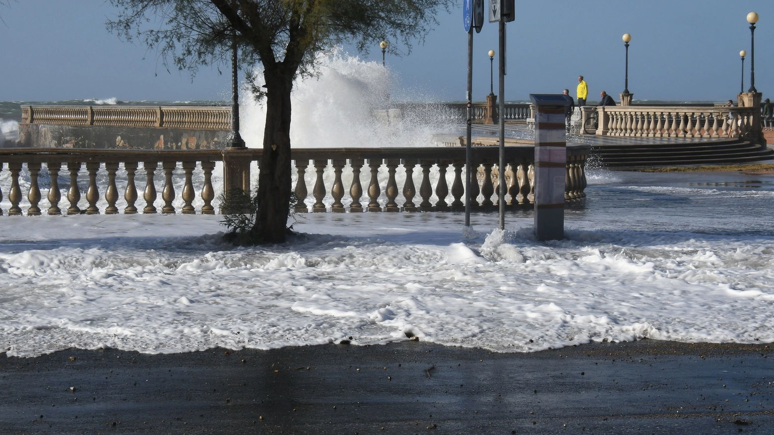 La mareggiata a Livorno (Foto Lanari)