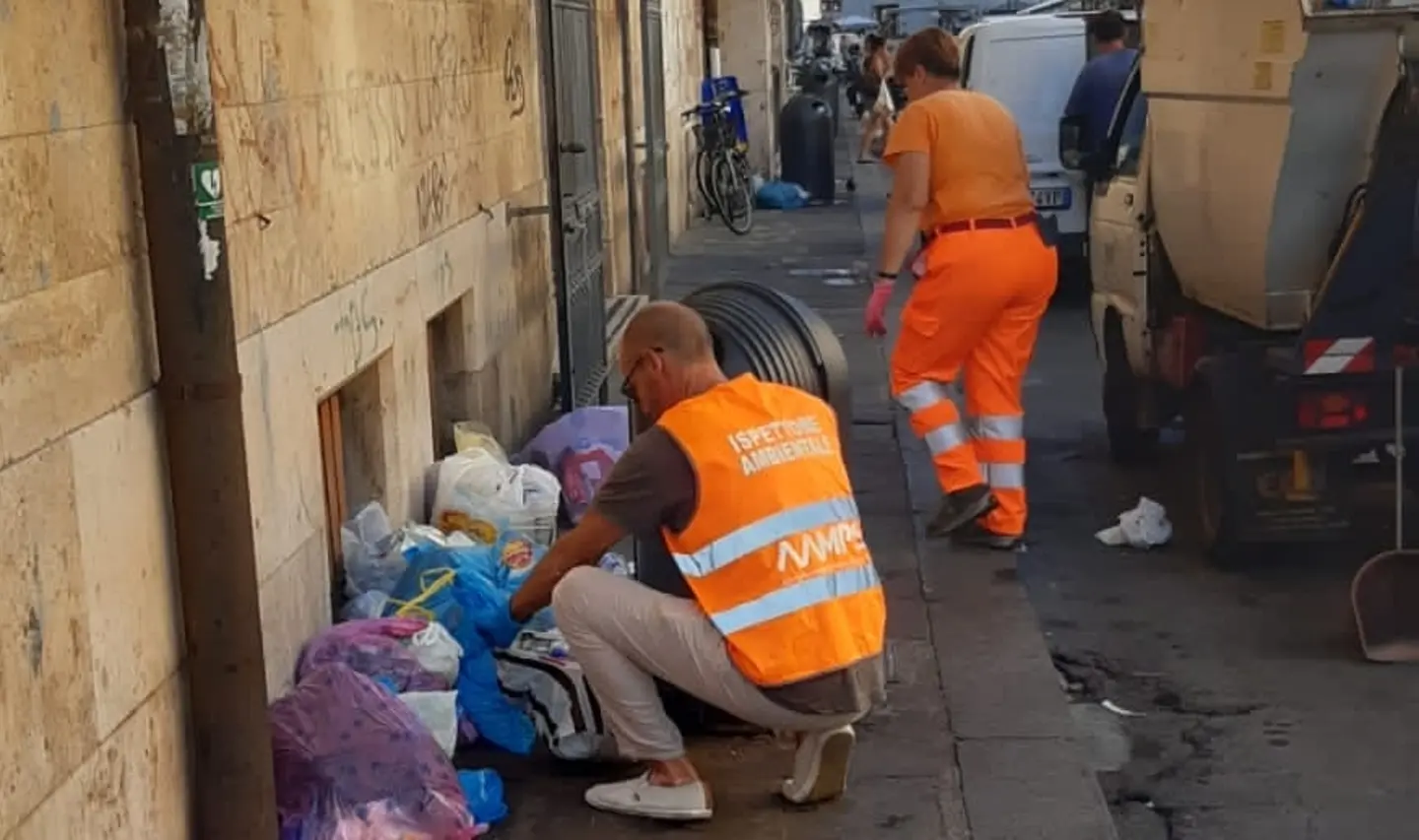 Abbandona rifiuti in via Calzabigi: sorpreso dal controllo e multato