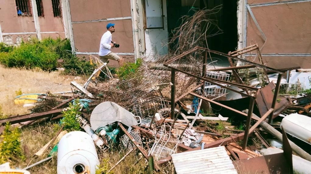 Materiali di scarto abbandonati davanti a un edificio sull’isola di Capraia