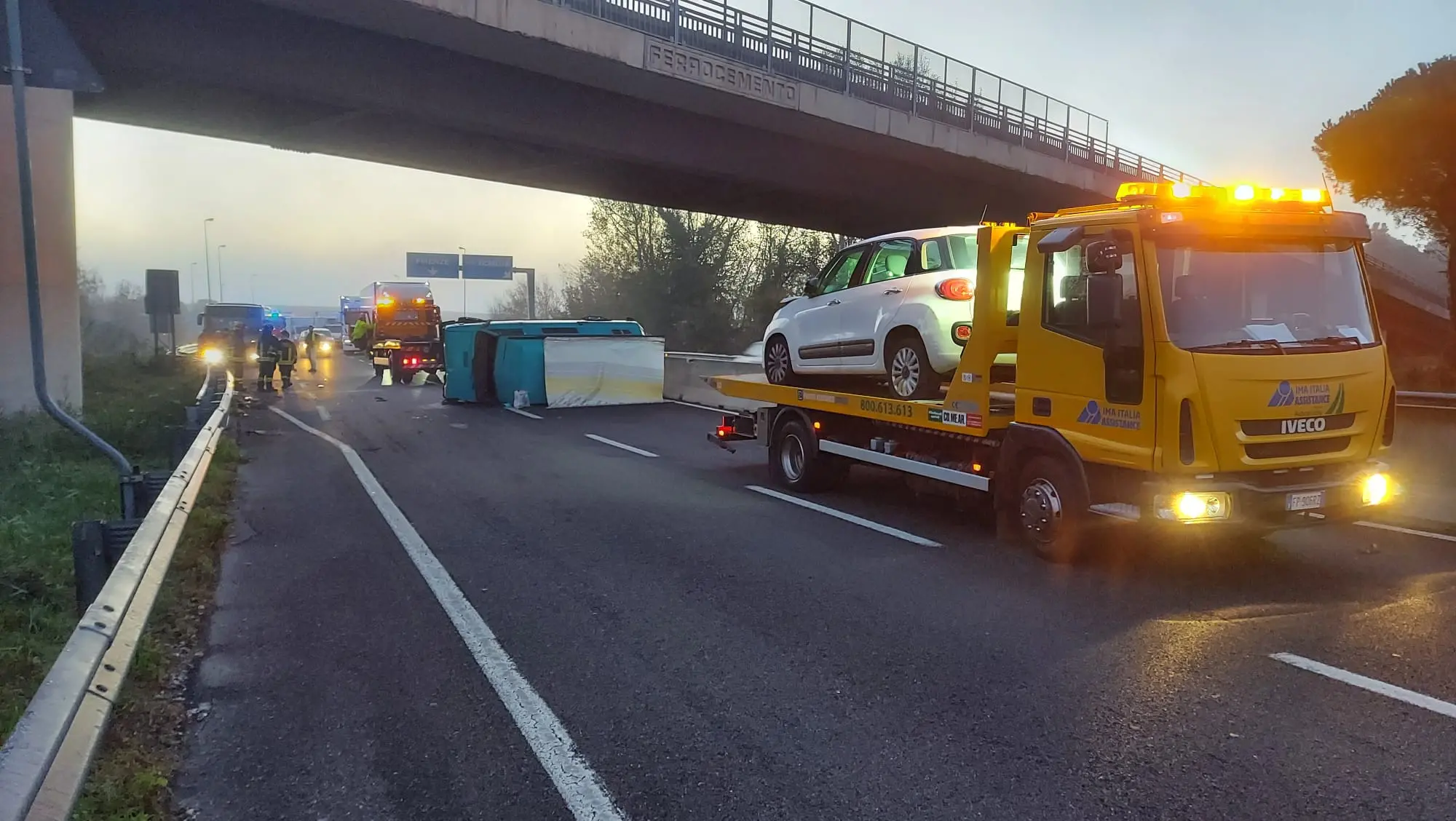 Scontro con un’auto, furgone si ribalta in Fipili all’alba, quattro feriti