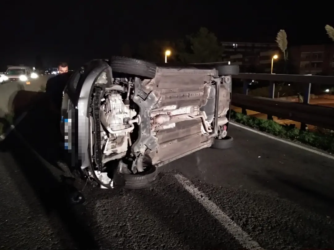 Livorno, auto si rovescia sulla Variante, traffico in tilt