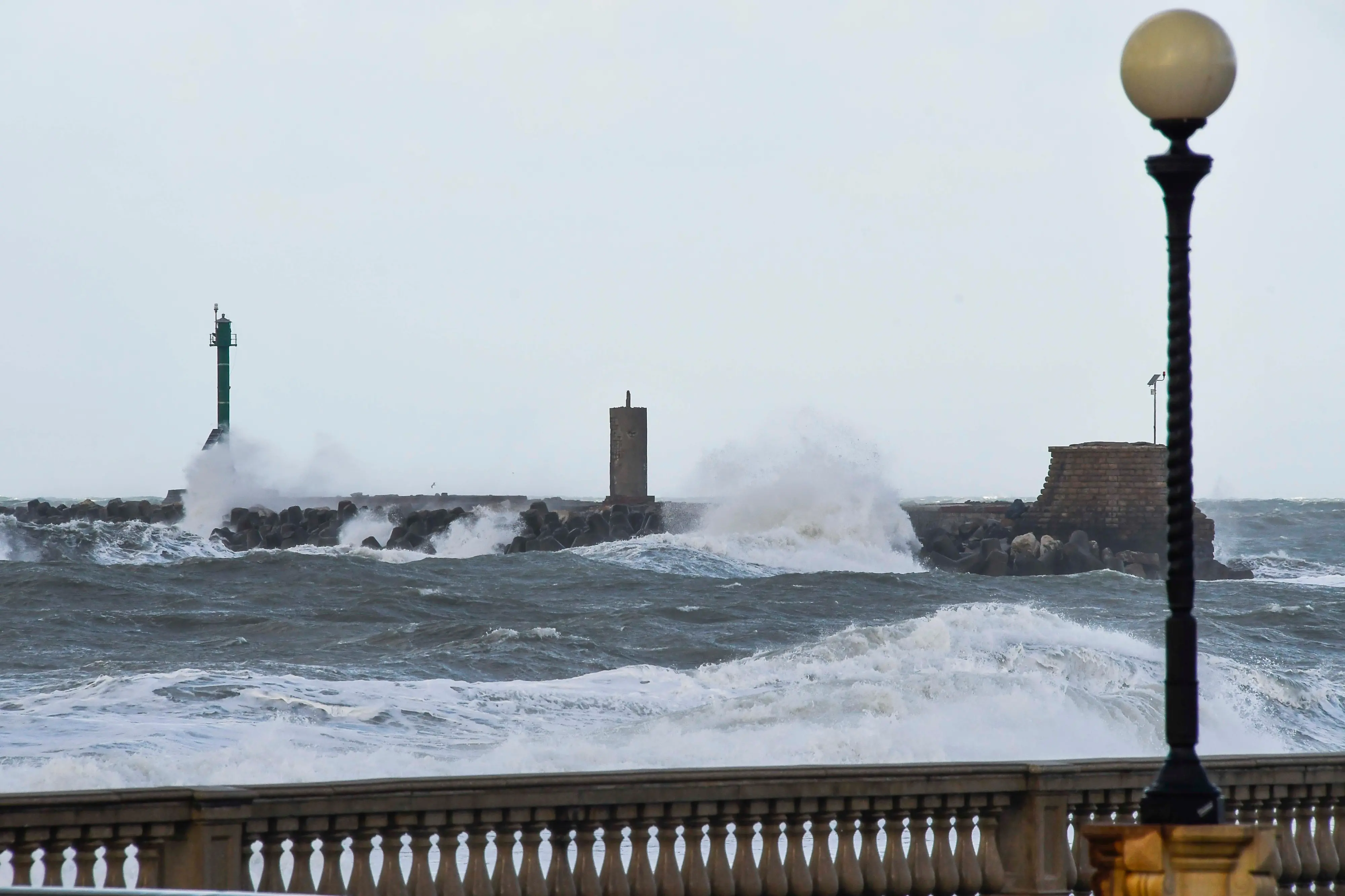 Meteo, "allerta arancione" anche per mercoledì