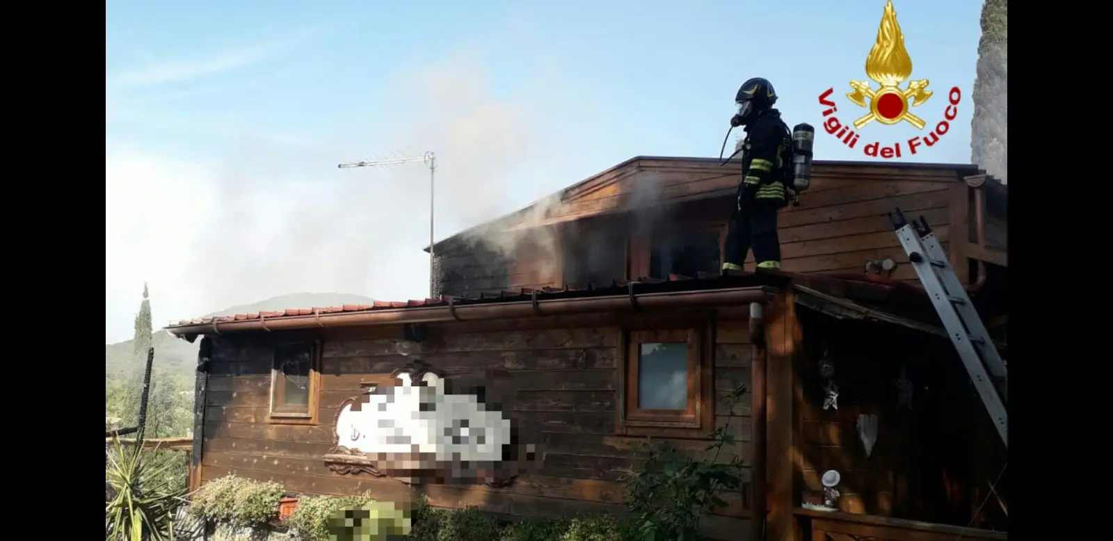 Paura per l'incendio in un edificio: rischio esplosione bombole gpl