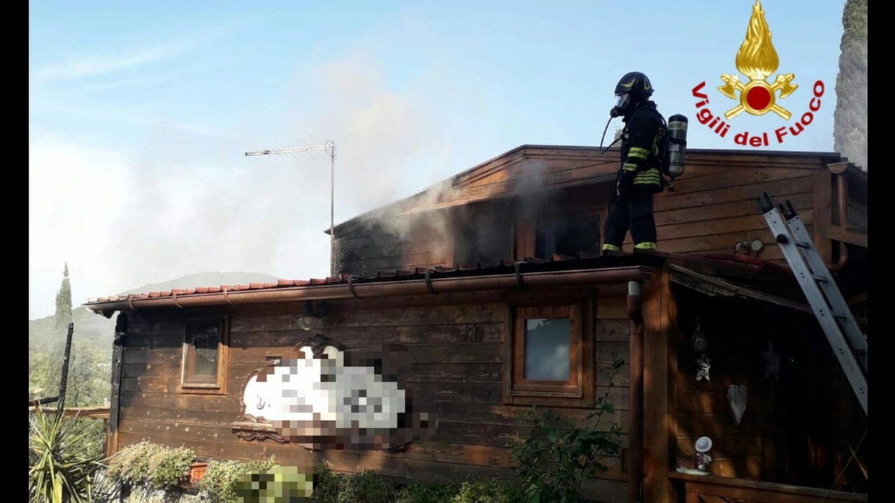 Livorno, incendio di un edificio in via del Limoncino