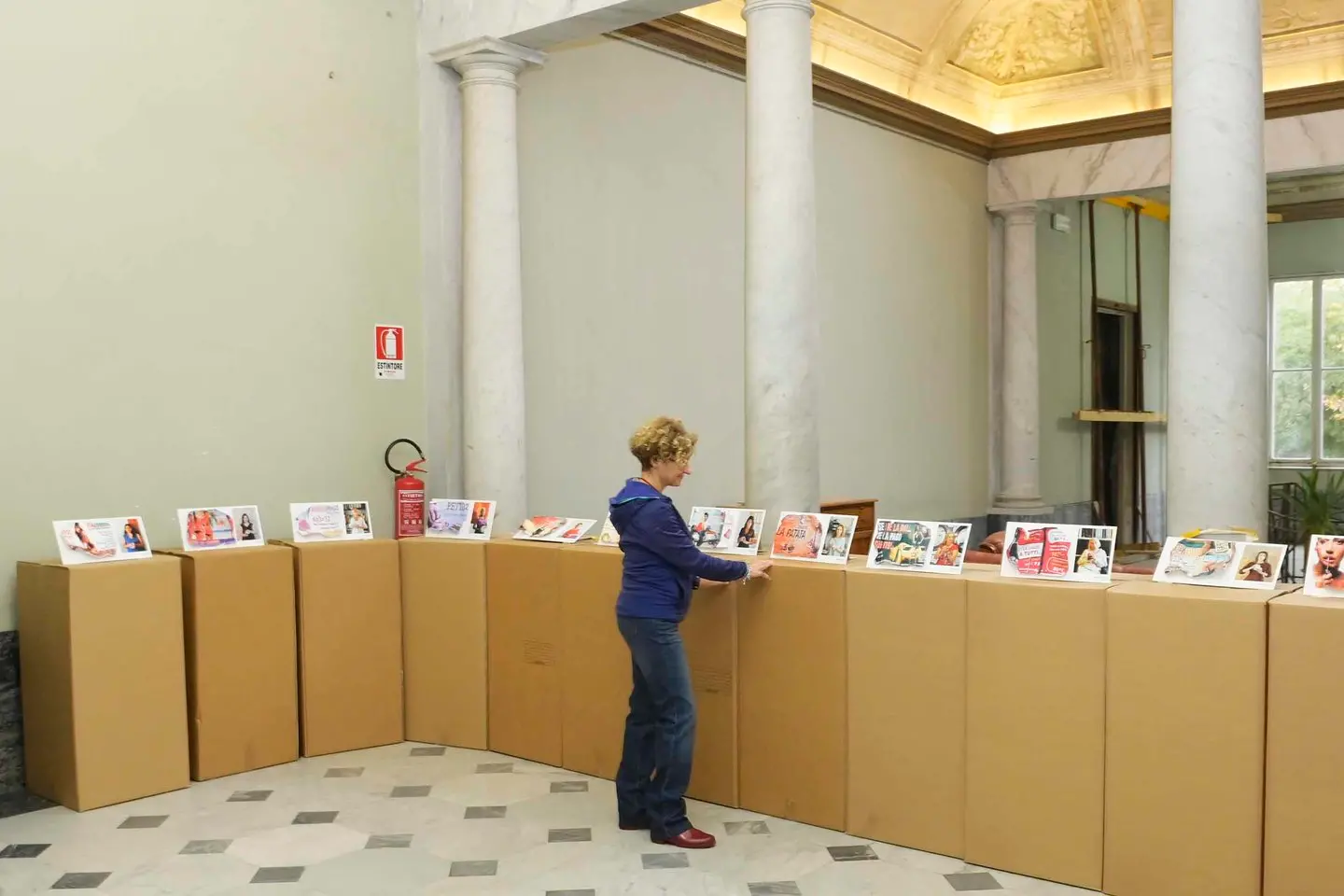 Livorno, mostra con le foto dei condannati per femminicidio: rimossa dopo le polemiche