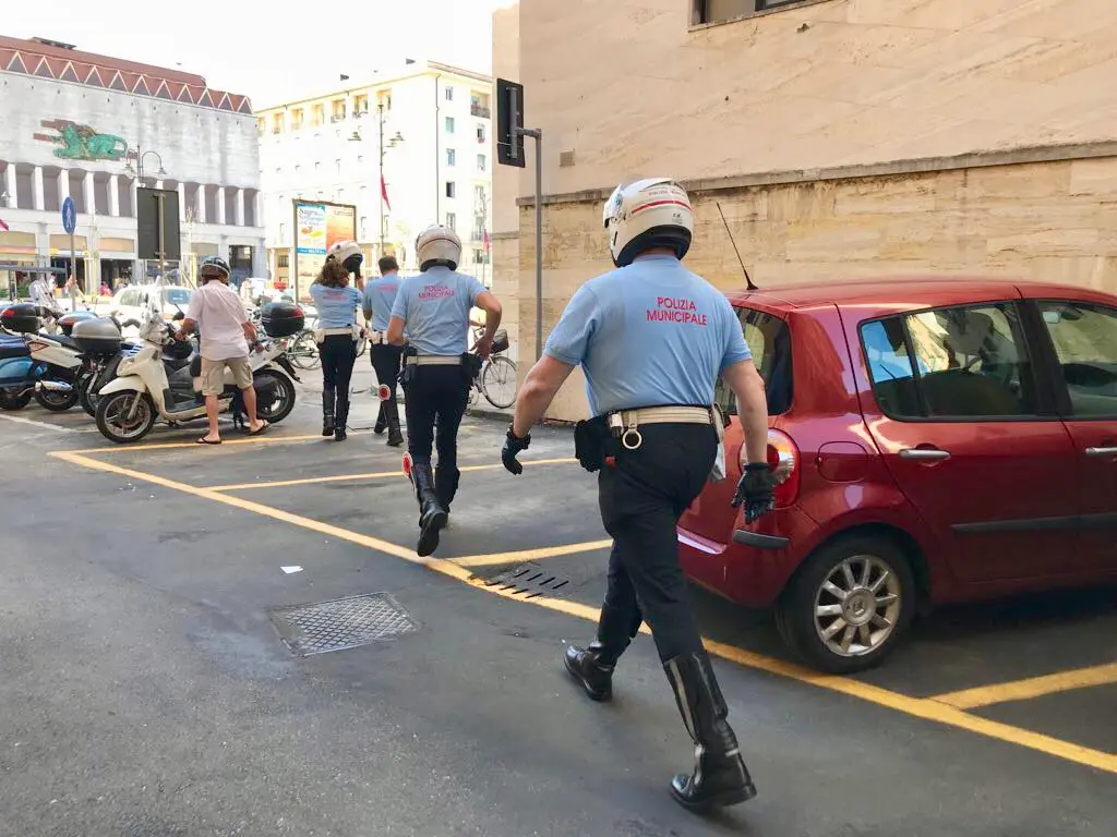 Livorno, furto a impiegata del Comune, i vigili urbani bloccano gli ingressi, un arresto