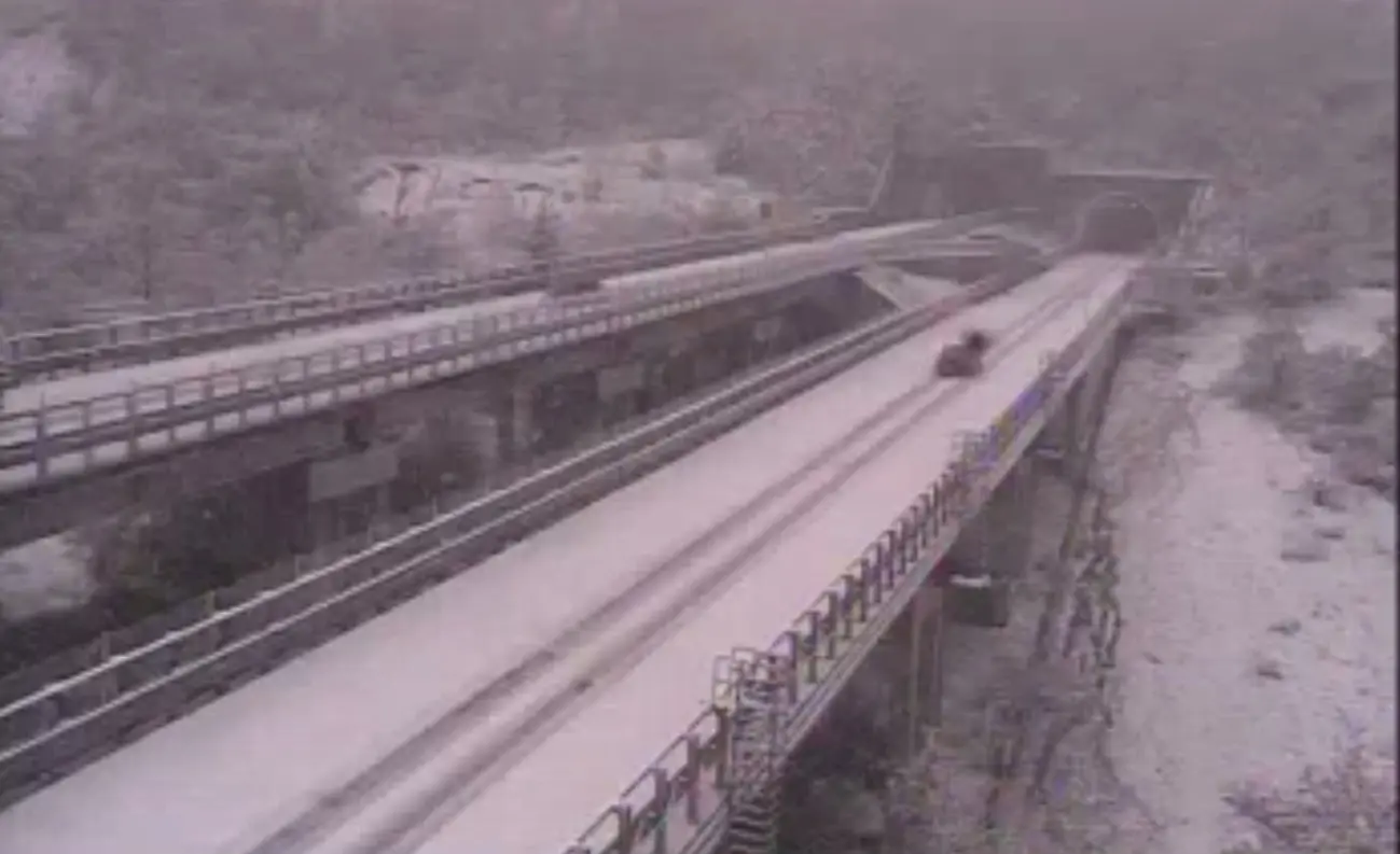 Maltempo, altro che maggio: freddo e neve, in Toscana è inverno. Fiocchi bianchi sulla A1