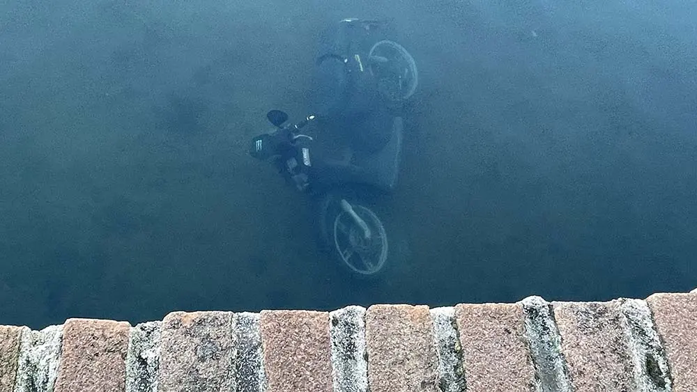 Livorno, trovato il proprietario dello scooter lanciato nei fossi