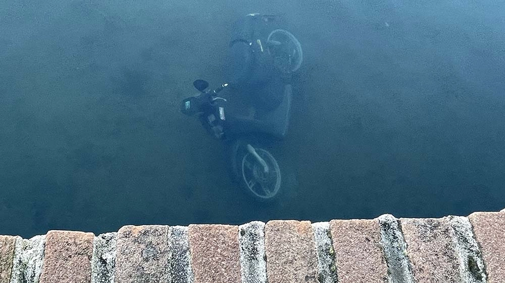 Il motorino sott'acqua (Foto Lanari)