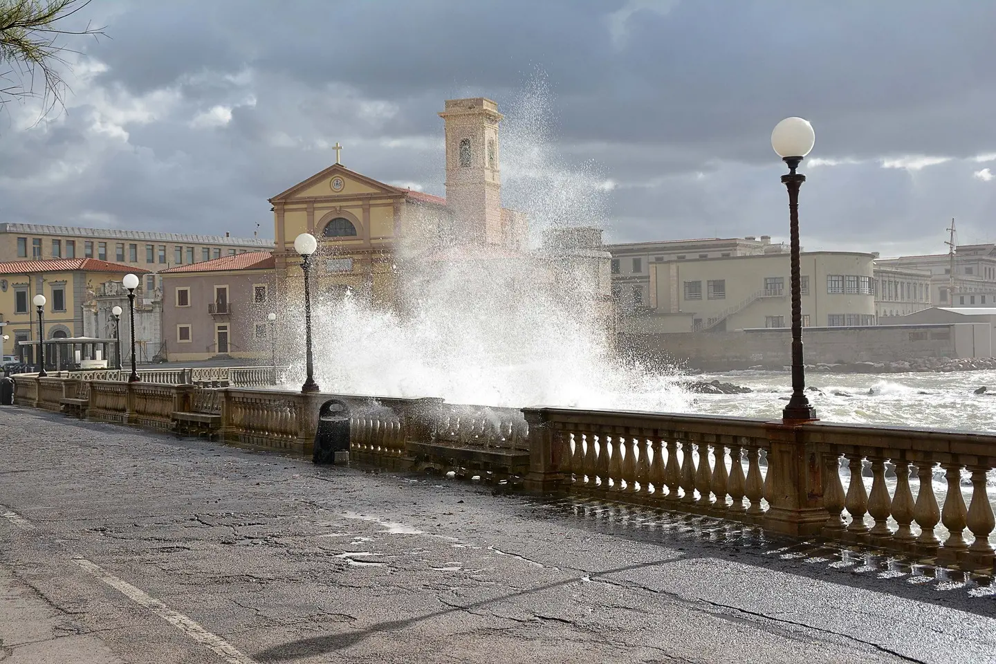 Allerta meteo, mareggiate e raffiche di vento fino a 100 all'ora sulla costa