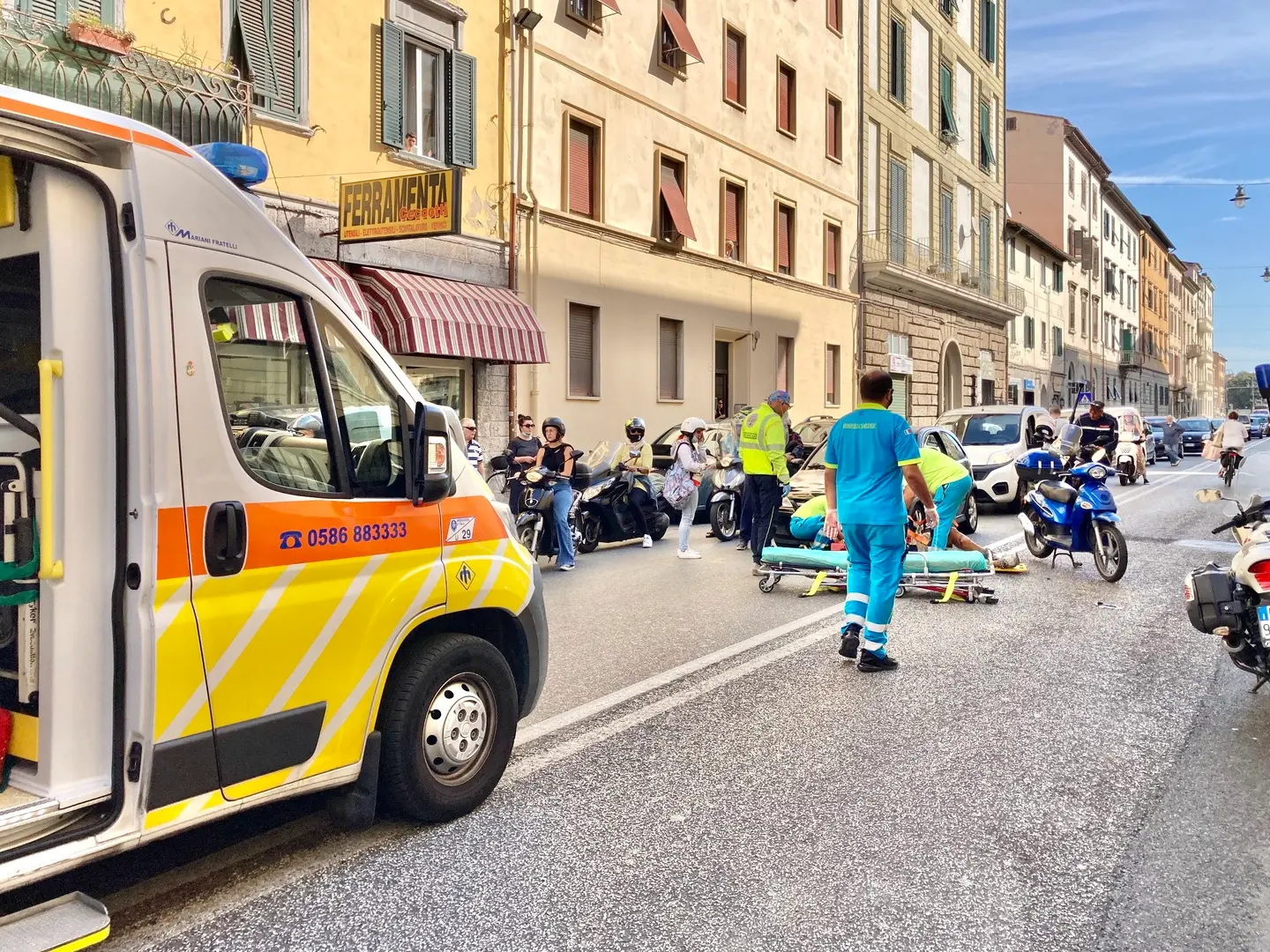 Uomo travolto da uno scooter a Livorno