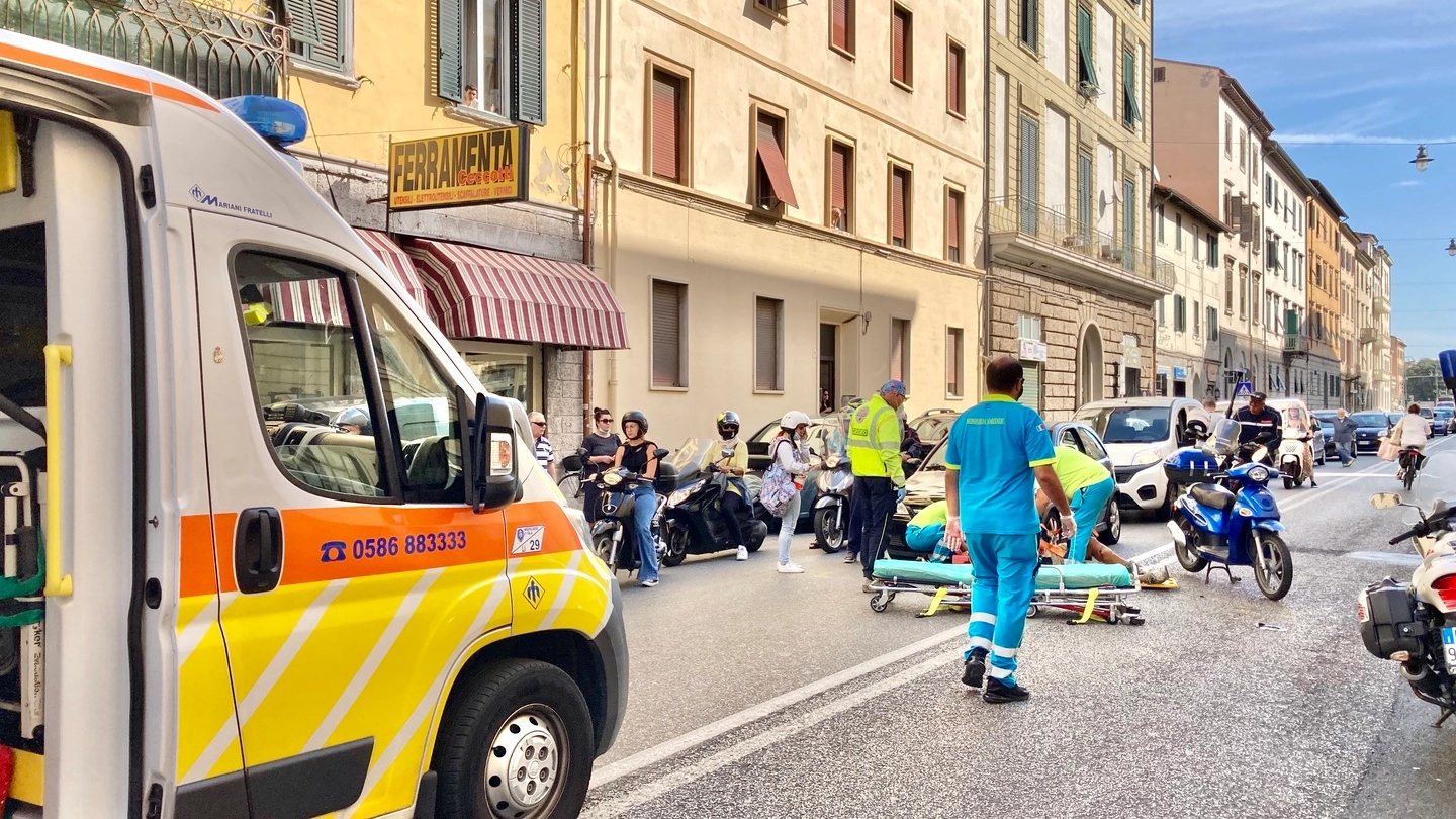 Investito da uno scooter a Livorno