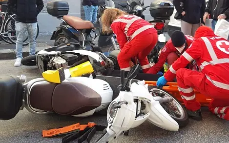 Scontro tra scooter, due donne ferite a Livorno