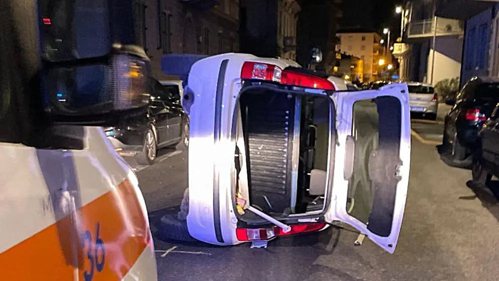 Livorno, incidente: auto si ribalta, coinvolti due giovani