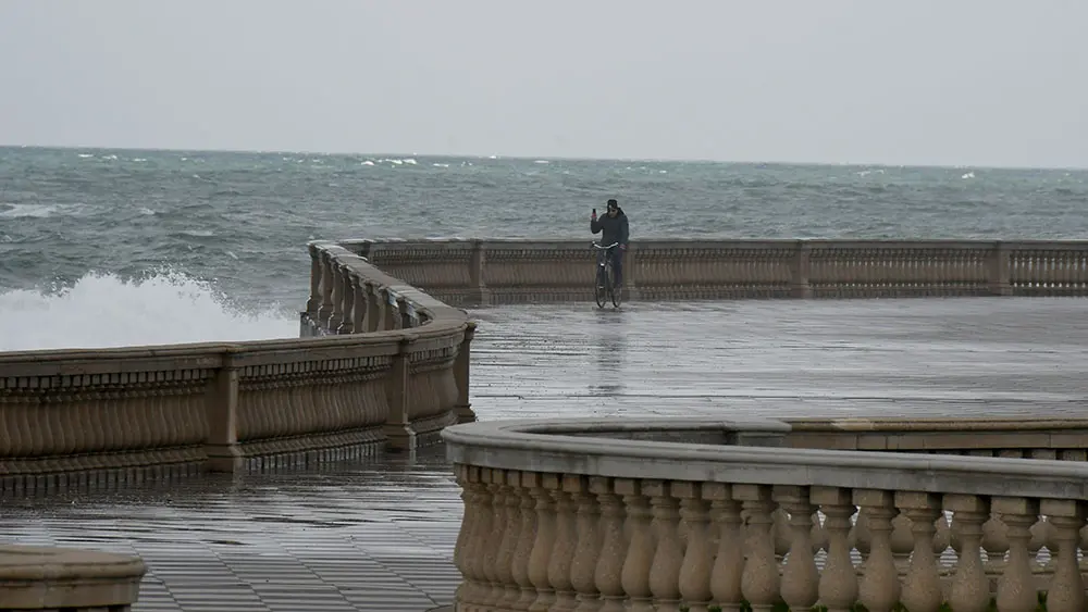 Meteo, allerta arancione: giovedì a Livorno scuole chiuse