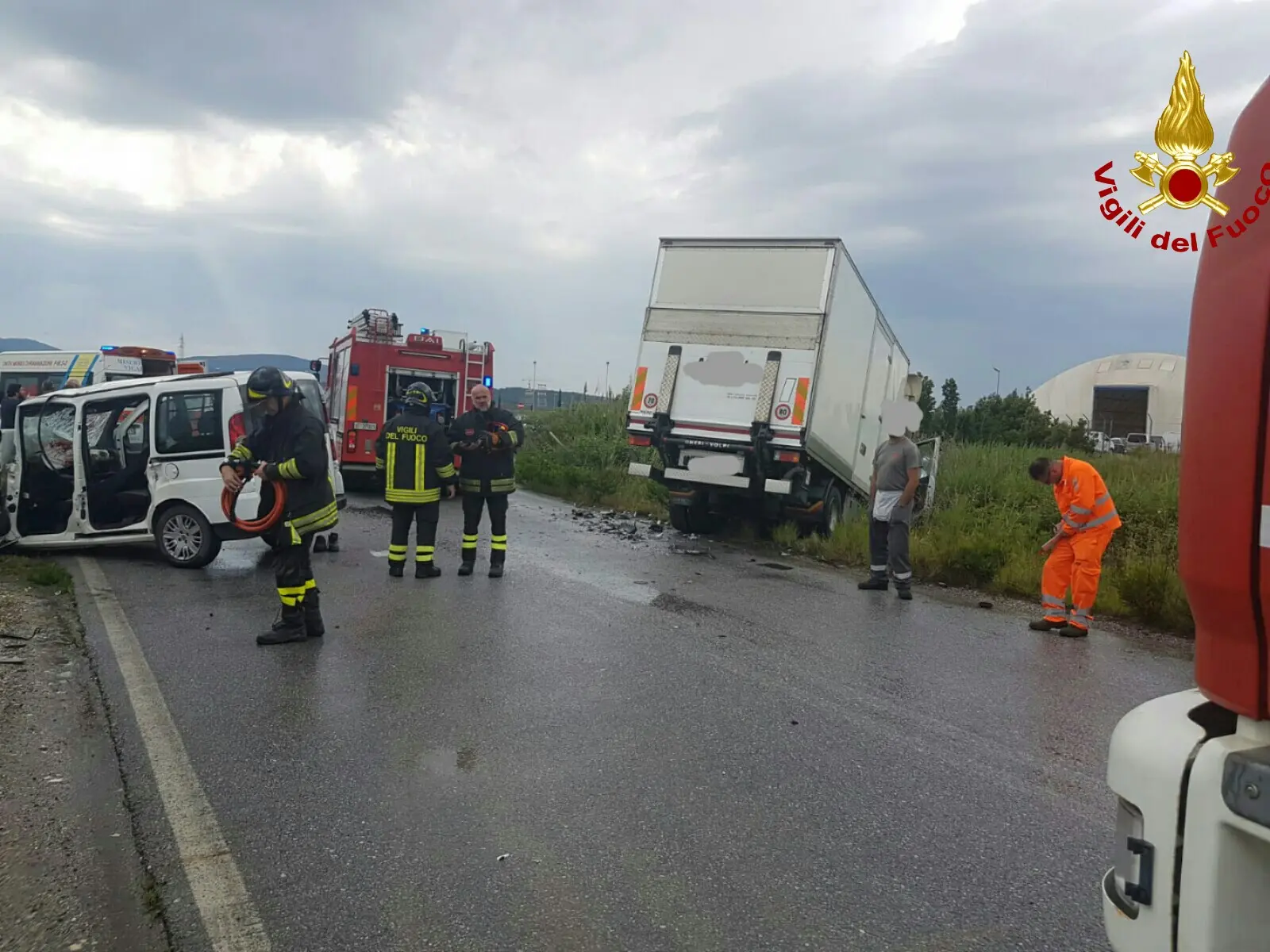 Livorno, incidente in Fipili: morto un operaio / FOTO