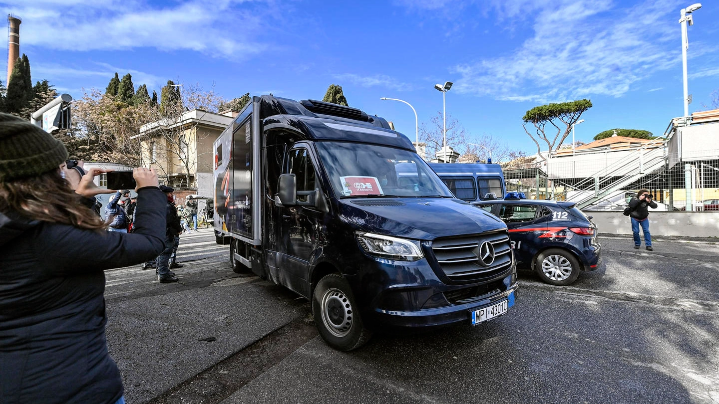 L'arrivo del camion coi vaccini allo Spallanzani di Roma (Ansa)