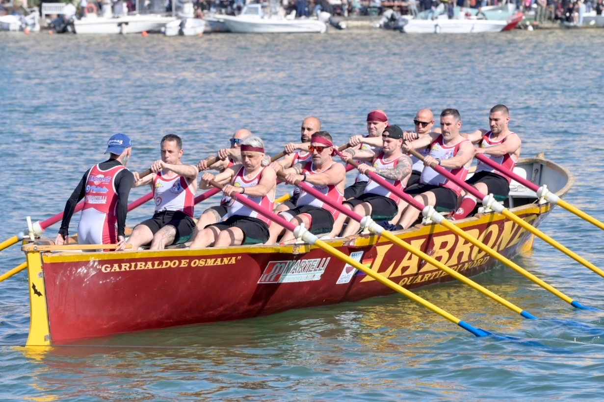 L'equipaggio del Labrone con Cristiano Lucarelli (Foto Novi)