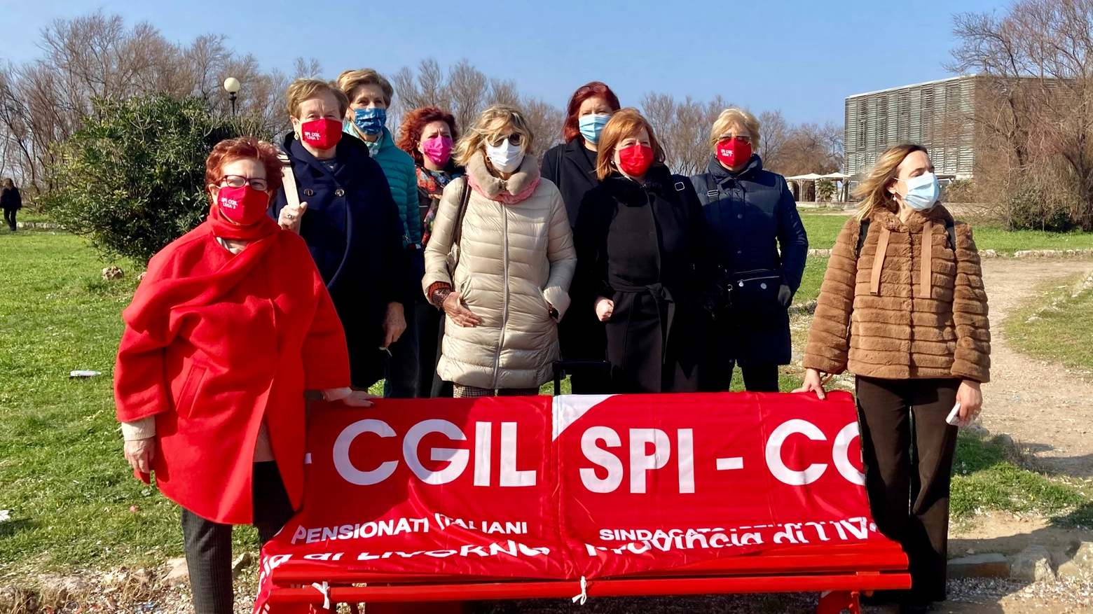 L'inaugurazione della "Panchina rossa" (Foto Novi)