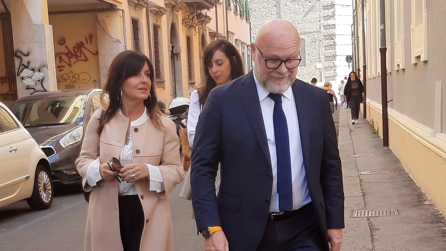 L’ex sindaco di Livorno Filippo Nogarin sulla strada davanti all’ingresso del tribunale