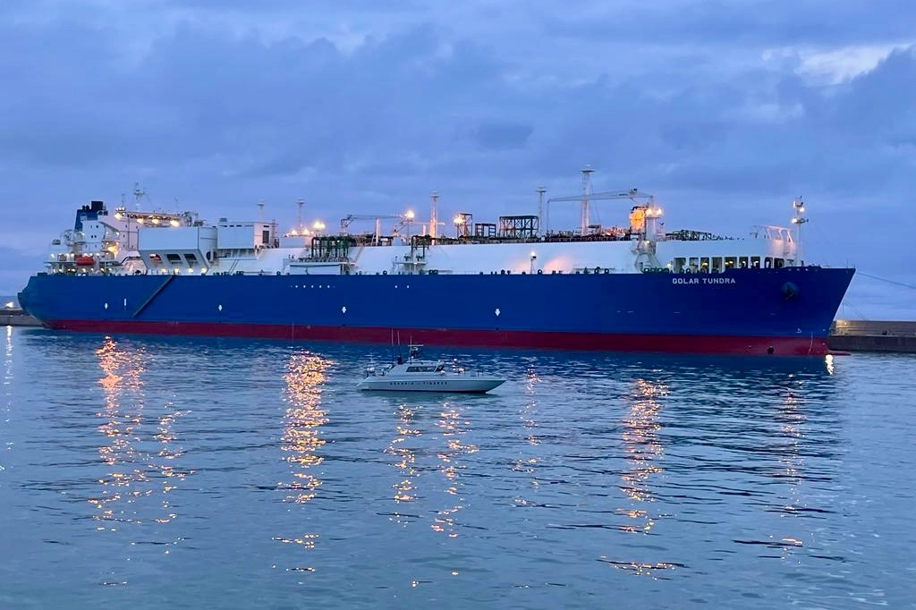 Golar Tundra in banchina a Piombino (Foto Novi)