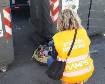 Porta a Mare, scattano le segnalazioni per abbandono dei rifiuti in strada