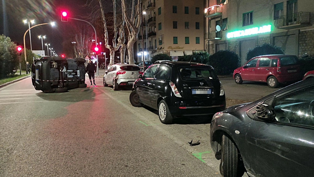 L'auto ribaltata (Foto Lanari)