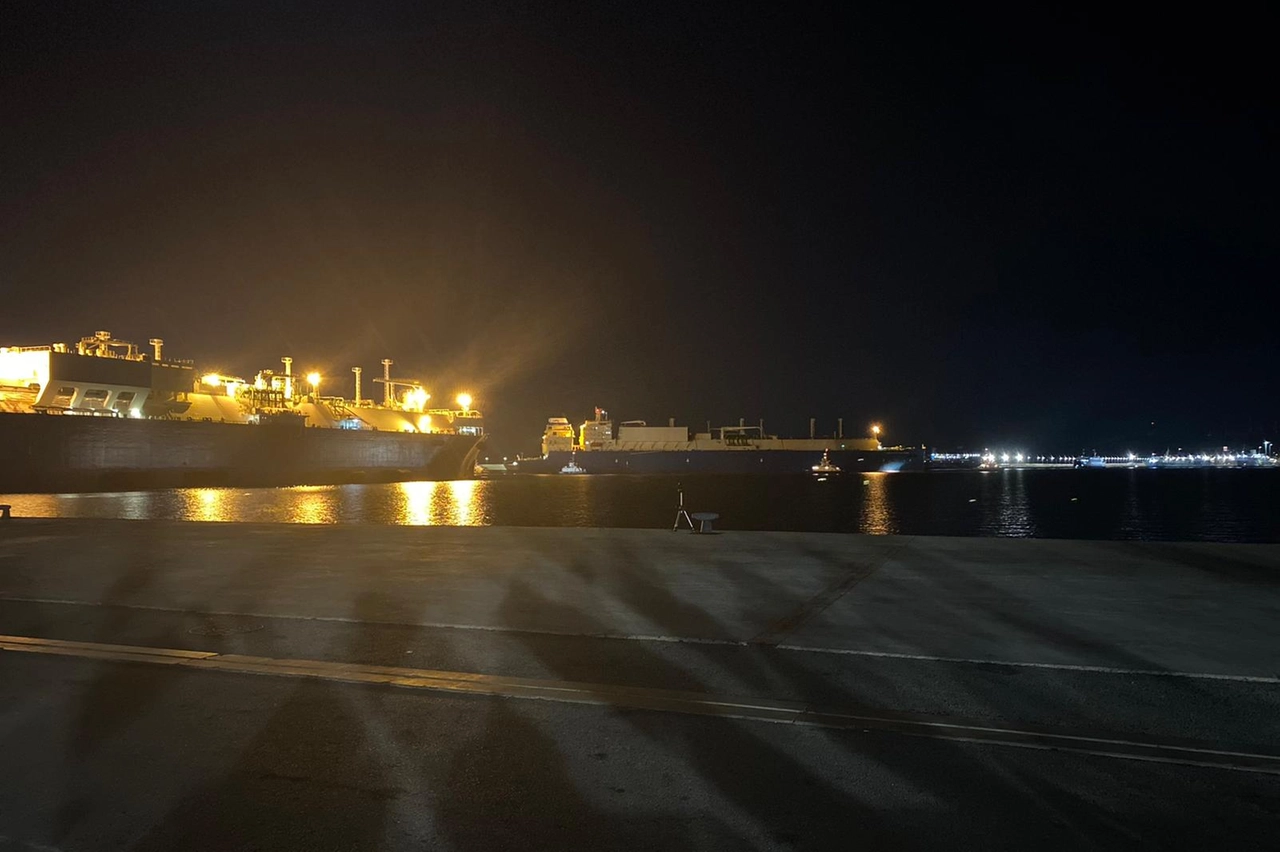 La Kalymnos, a sinistra, affianca la Golar Tundra in porto a Piombino