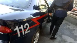 Ubriaco aggredisce i carabinieri