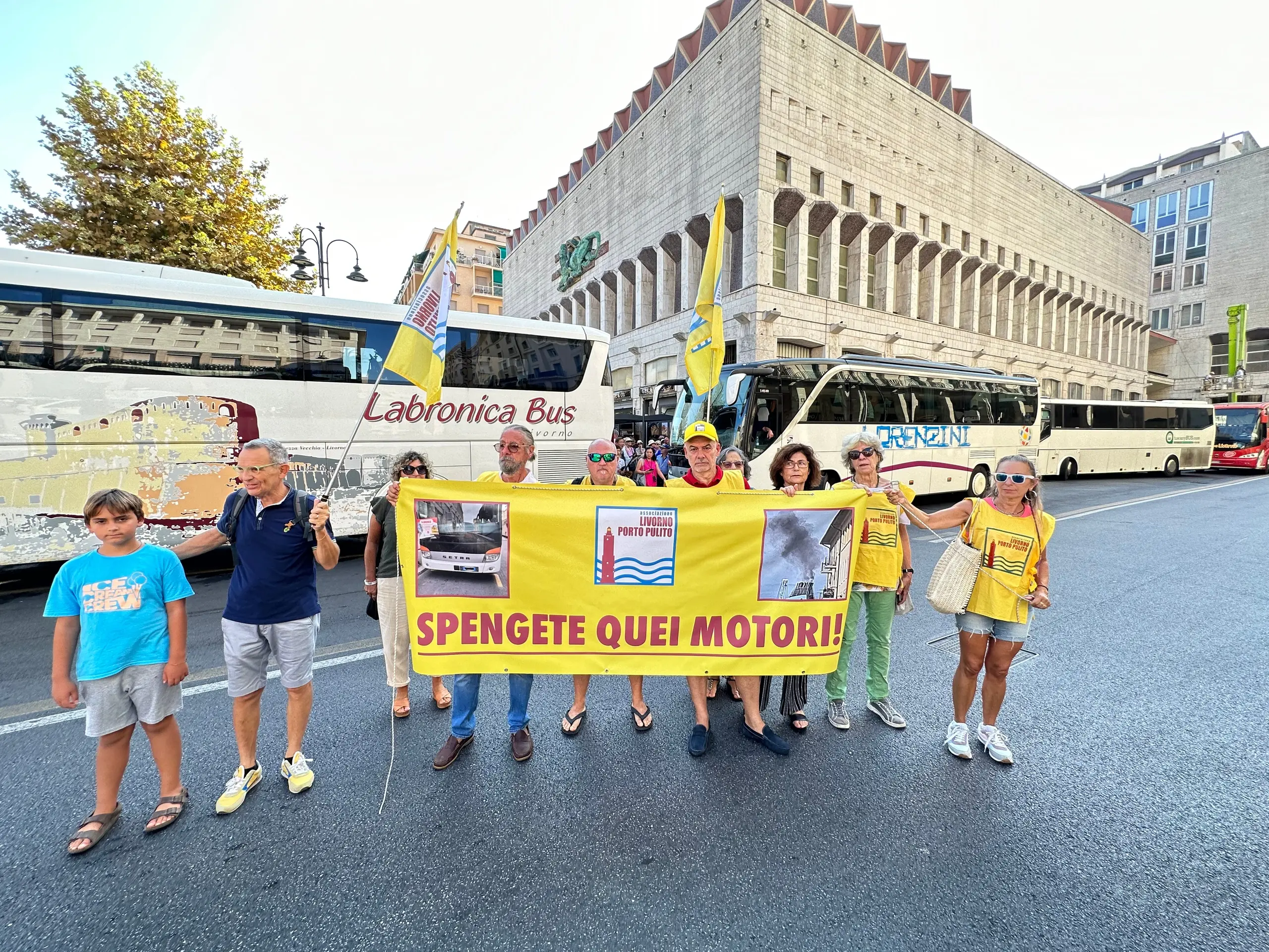 Livorno, la protesta contro i bus dei crocieristi: “Vanno spostati, affumicano il centro”