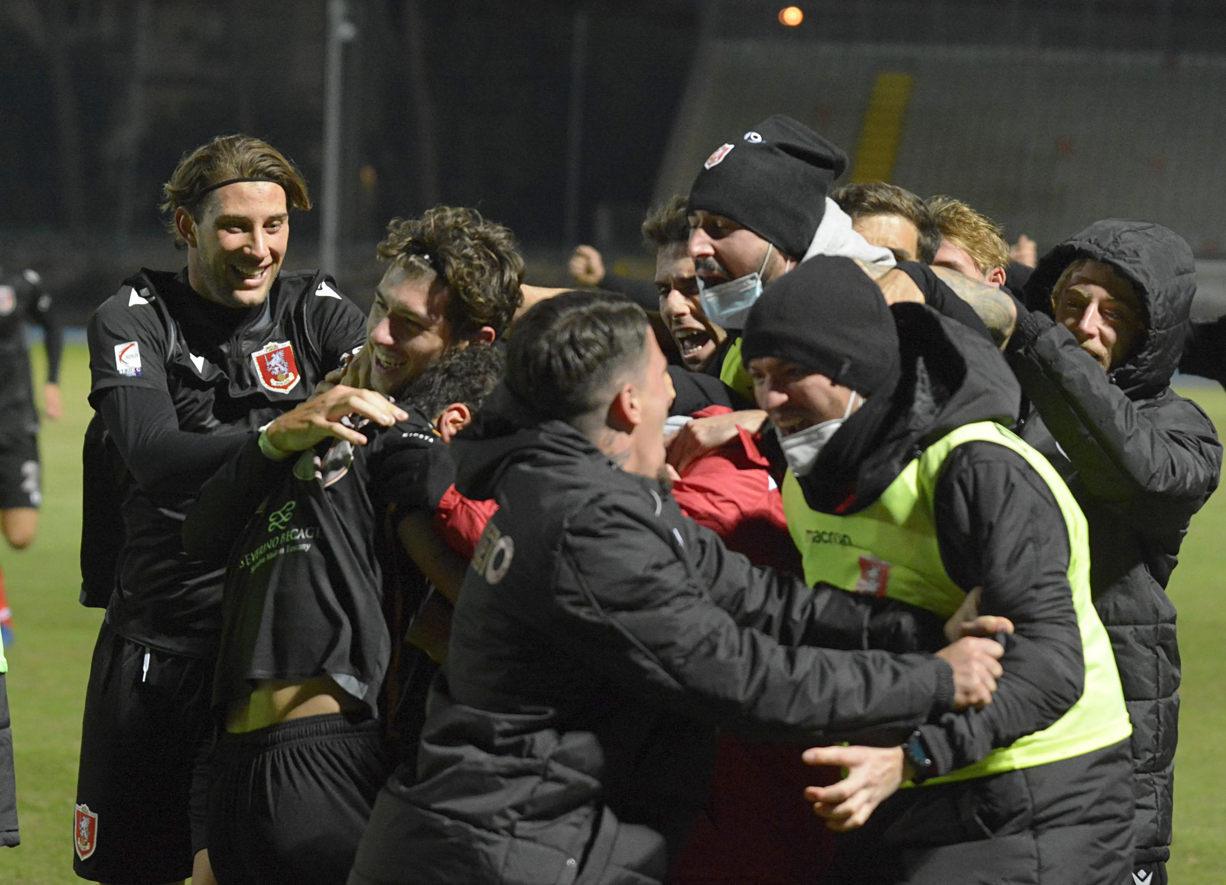 Beffa a tempo scaduto per un bel Livorno, derby al Grosseto / FOTO