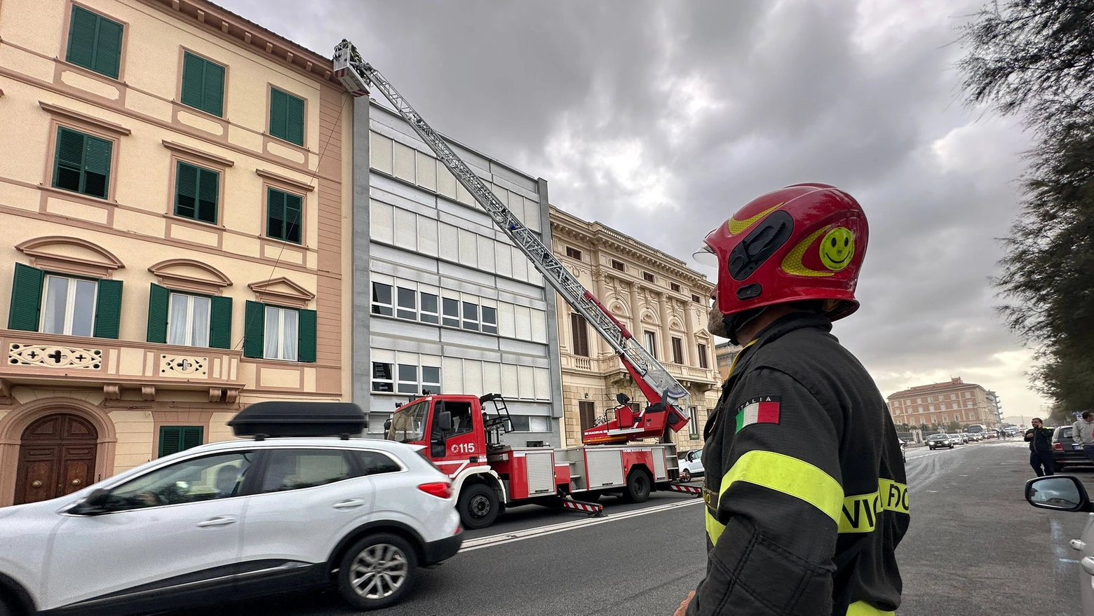 Vigili del fuoco al lavoro (Foto Novi)