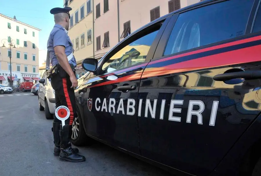 Cecina, un 17enne e una 16enne aggrediscono due agenti: morsi, sassi e dita negli occhi