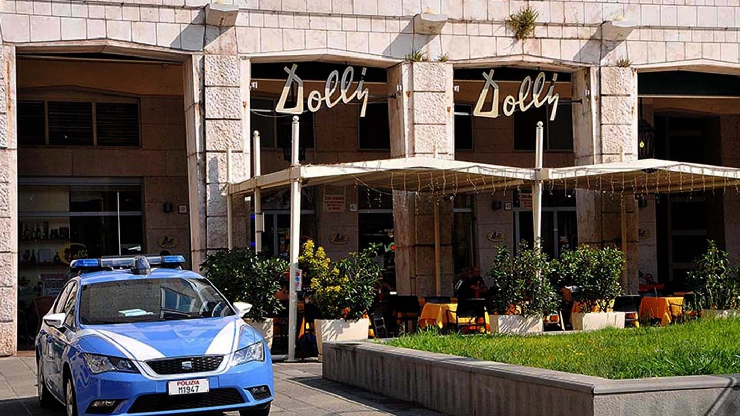 La polizia di fronte al Bar Dolly (Foto Lanari)