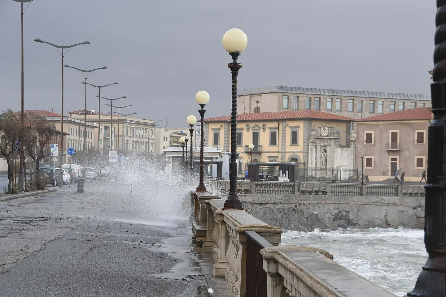 Meteo, codice giallo per mareggiate sulla costa e vento forte sull'Alto Mugello