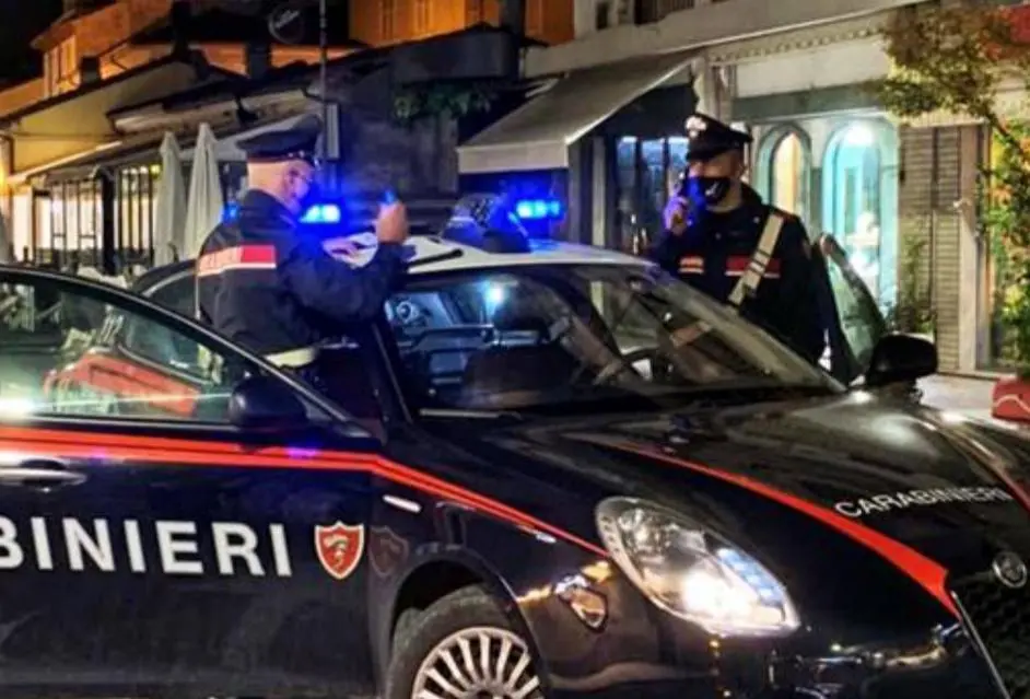 Salvato in extremis dai carabinieri