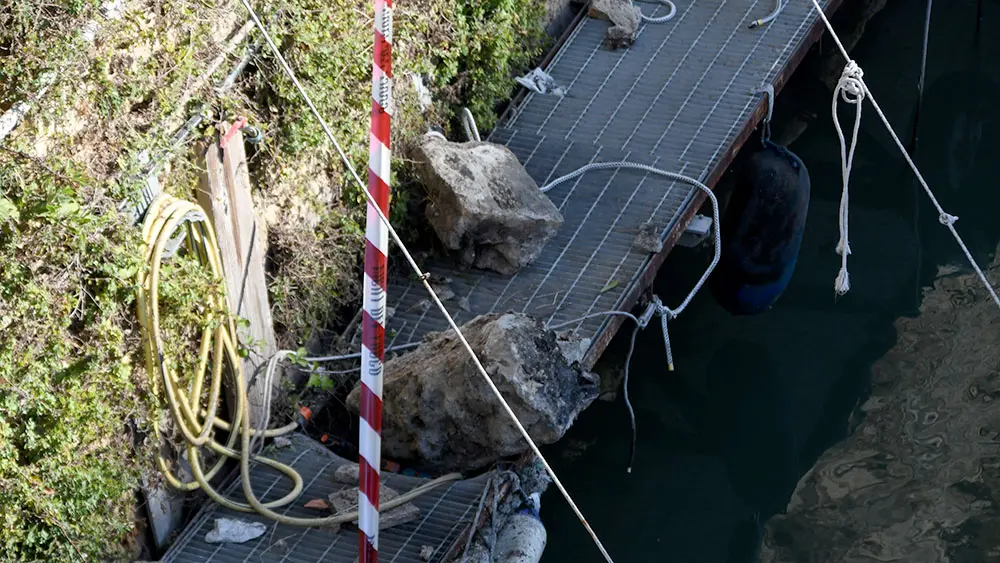 Livorno, tir urta la spalletta degli scali. Due grosse pietre finiscono sulla passerella